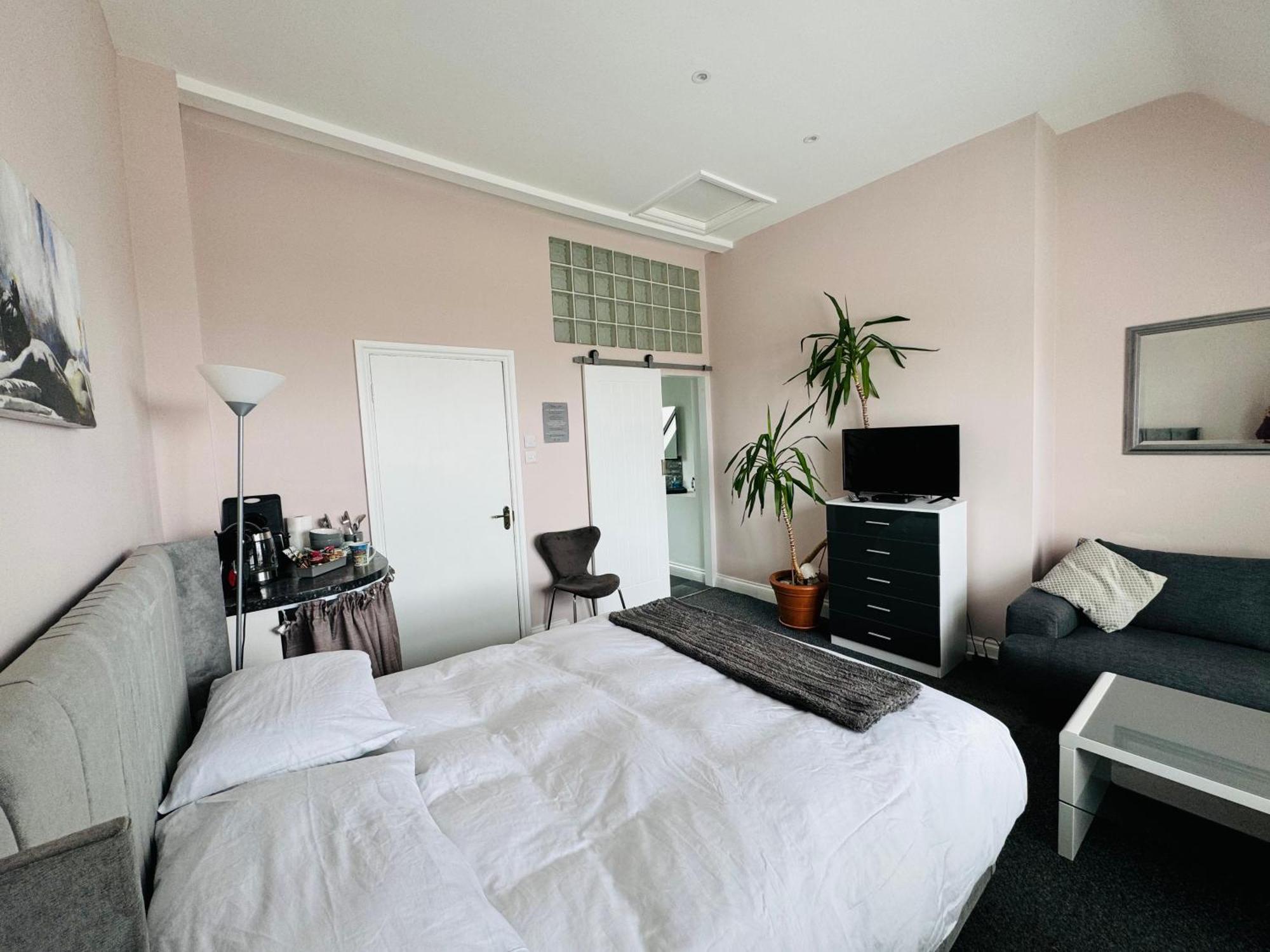 Penthouse Suite, Sea View, Close To Shops, Beach And Train St Leonards-on-Sea Bagian luar foto